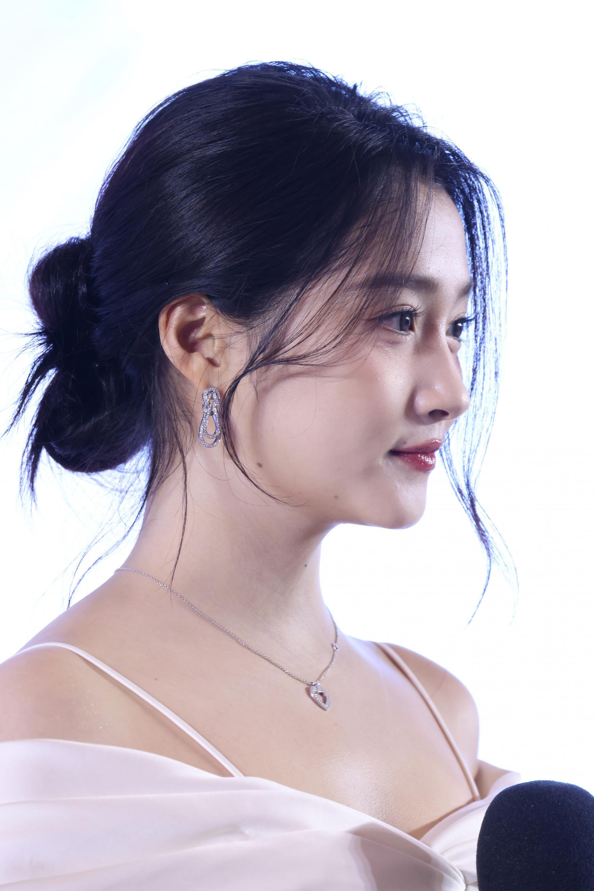 关晓彤右侧边半脸漏香肩现场生图照[3]